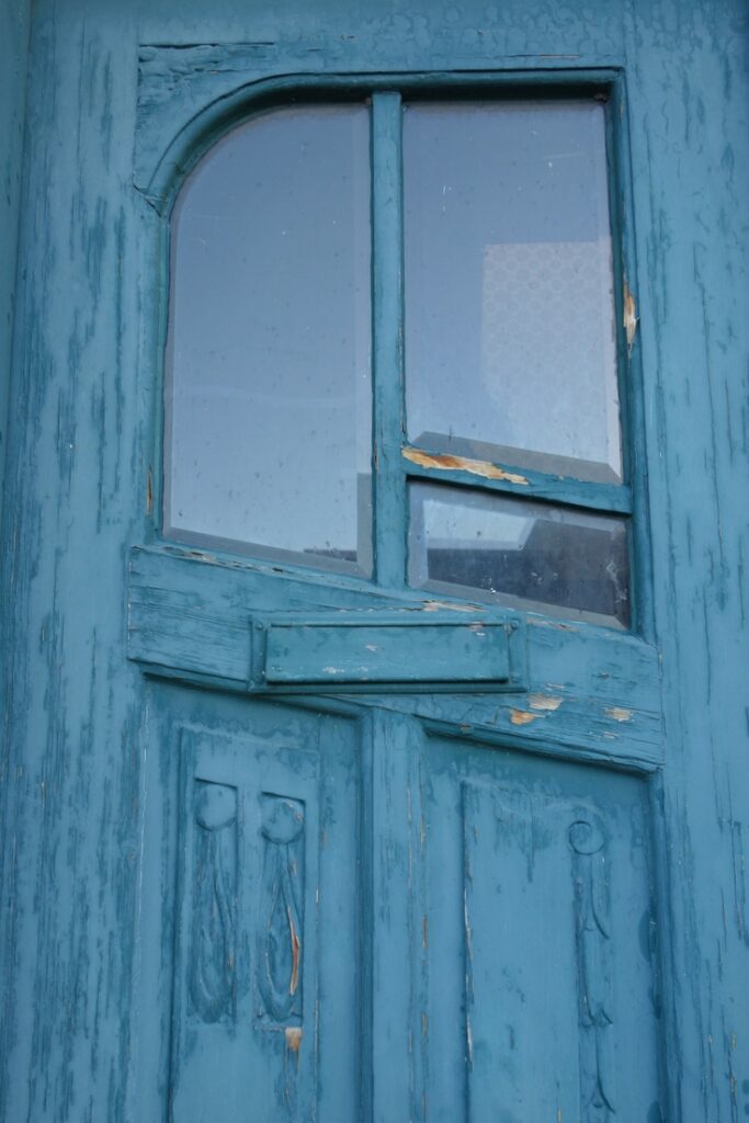 Blaue Haustür mit abgerundetem Fenster eines leerstehenden Hauses Hafen Elmshorn Ellas Schreibwelt