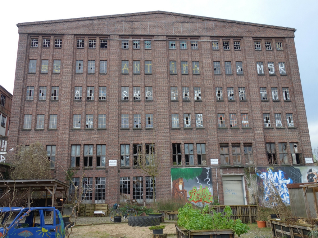 Aussenansicht der Fabrikruine Knechtsche Hallen mit Stadtgarten Elmshorn Berliner Straße Ellas Schreibwelt