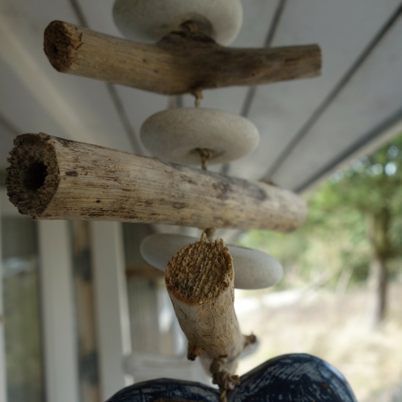 Holzgirlande Steingirlande vor dem Fenster eines dänischen Ferienhauses. Ellas Schreibwelt