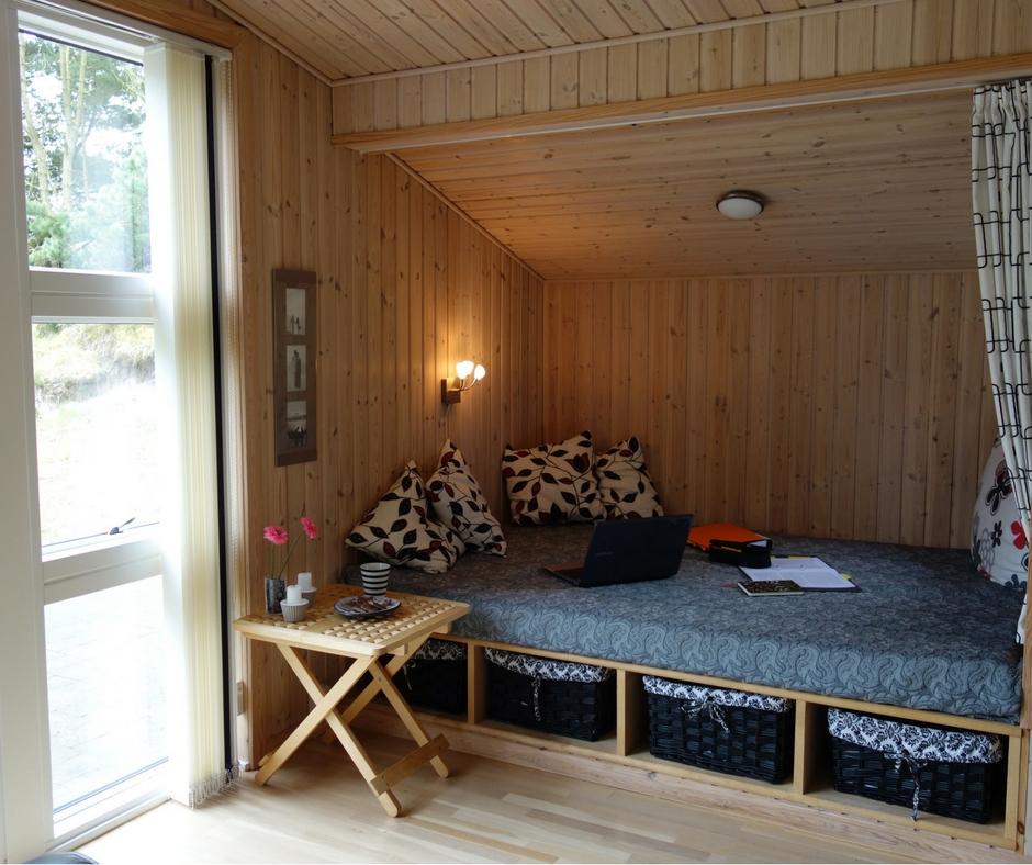 Eine bequeme Nische in einem dänischen Ferienhaus lädt zum Lesen und Schreiben ein. Ellas Schreibwelt