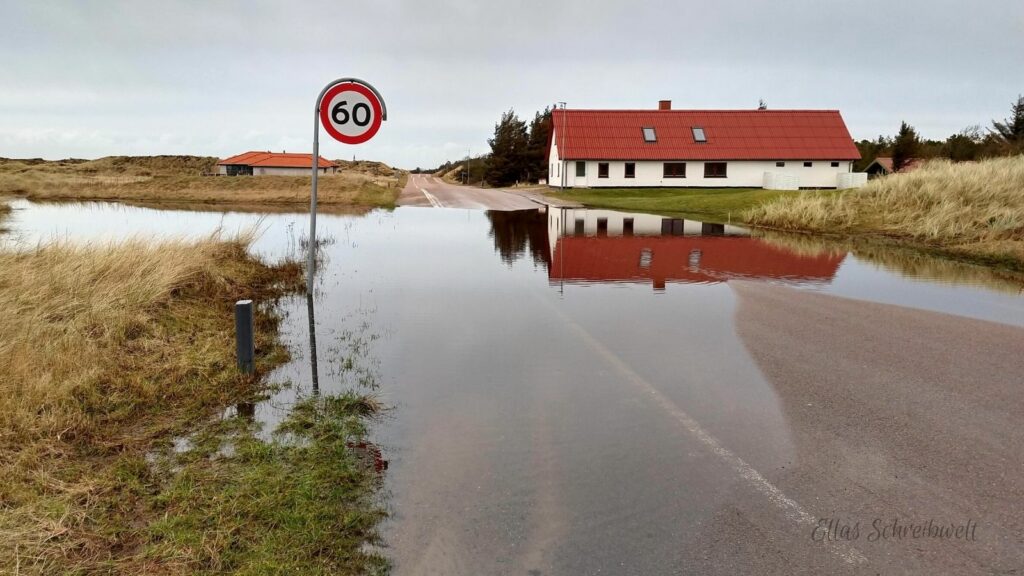 Überflutete Straße in Dänemark versperrt den Rückweg zum Ferienhaus