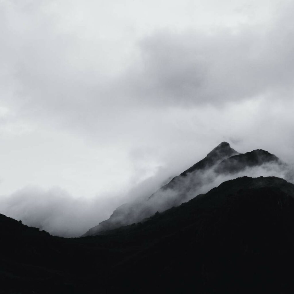 Bergspitze in tiefhängenden Wolken auf Mallorca