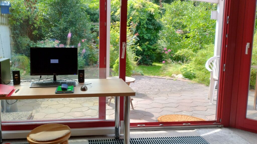 Provisorisches Homeoffice mit Aussicht ins Gruene Ellas Schreibwelt